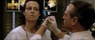 Dans  Alien, la r�surrection , comment Ellen Ripley (incarn�e par Sigourney Weaver) revient-elle � la vie alors que l'�pisode se d�roule 200 ans apr�s  Alien 3  ?