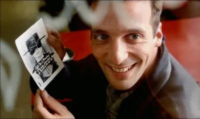 Dans  Le fabuleux destin d'Am�lie Poulain , que collectionne Nino Quincampoix (interpr�t� par Mathieu Kassovitz), personnage dont Am�lie tombe amoureuse ?