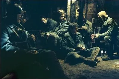 Dans  Un long dimanche de fian�ailles , pour quel motif est condamn� � mort Manech (interpr�t� par Gaspard Ulliel) ainsi que quatre autres soldats ?