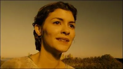 Dans  Un long dimanche de fian�ailles , � quoi Mathilde (Audrey Tautou) a-t-elle recours pour conna�tre le sort de Manech ?