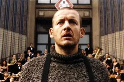 Dans  Micmacs � tire-larigot , pour quel motif Bazil (interpr�t� par Dany Boon) veut-il se venger de fabricants d'armes ?