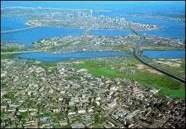 Maintenant, une ville africaine qui est la vingtime mgapole mondiale avec 13 400 000 habitants et est l'ancienne capitale de son pays. La connaissez-vous ?