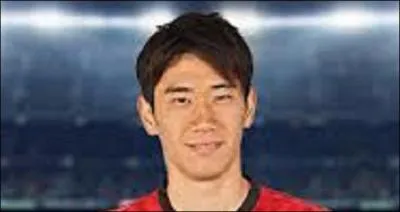 On peut voir ce joueur avec le maillot :