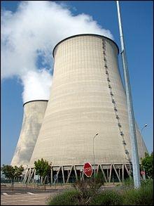 Ce n'est pas le Lot mais le Lot-et-Garonne o se trouve une centrale nuclaire,  Agen. Cette tour gigantesque est-elle polluante ?