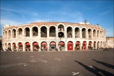 Cette ville italienne, propre aux amoureux, possde plusieurs salles d'opra, mais on donne dans ce lieu, en plein air, une saison lyrique rpute. Quel est son nom ?
