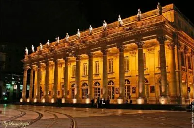 Cette salle d'opra de Bordeaux, superbe, oeuvre de l'architecte Victor Louis, porte un nom tout simple. Comment la nomme-t-on ?
