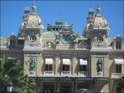 Sous le Second Empire, l'architecte qui a conu l'opra de Paris en a aussi bti un  deux pas de la France. Lequel ?