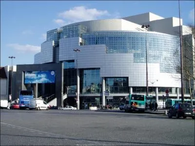 Cette salle d'opra parisienne, moderne et d'une acoustique extraordinaire, a tout simplement pris le nom d'un quartier qui fut chaud en 1789. Comment la nomme-t-on ?