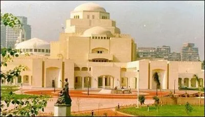 Cette salle d'opra du Caire a brl en 1991, aprs une histoire trs mouvemente depuis sa cration. Comment la nommait-on ?