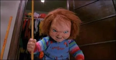 Toujours dans le deuxime pisode, comment Chucky tue-t-il l'institutrice ?