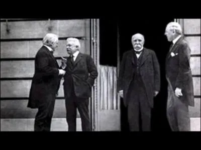 Quel trait fut bafou par Hitler en 1935 ?