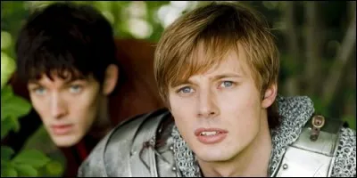 Qui interprète le rôle du roi Arthur dans "Merlin" ?