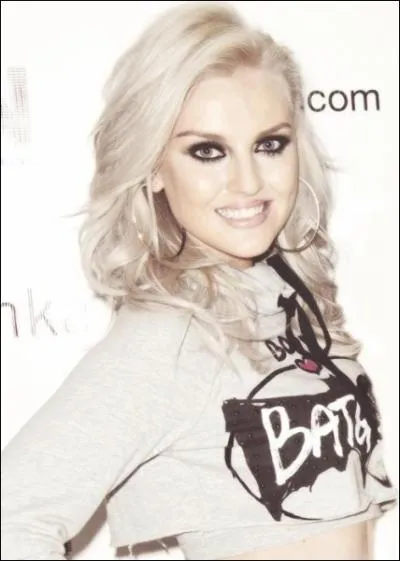 Perrie Edwards a dj eu les cheveux violets, roses et bleus.