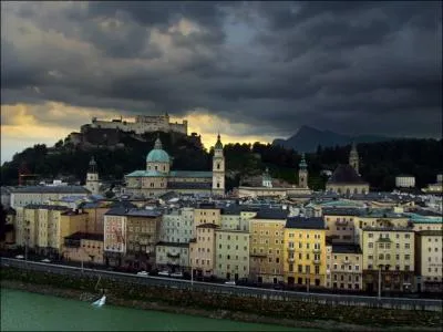 Salzbourg signifie  chteau de sel . On note que sa vieille ville est inscrite au patrimoine mondial de l'UNESCO. Mais dans quel pays se trouve Salzbourg ?