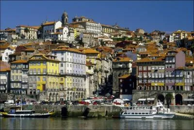 Porto, 240 000 habitants, est  la tte d'une agglomration nomme le Grand Porto qui en compte presque 2 millions. O est situe cette ville clbre pour ses vins ?