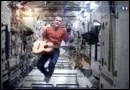 Qu'a chant l'astronaute canadien Chris Hadfield avant de quitter l'espace ?