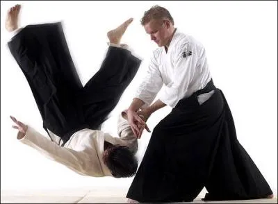Quel sportif porte un hakama ?