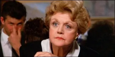 Comment s'appelle Angela Lansbury dans "Arabesque" ?