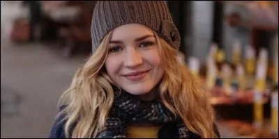 Dans quelle série Britt Robertson incarne Lux Cassidy ?