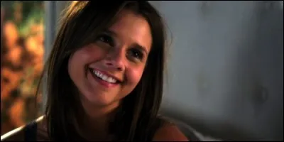 Comment Alexandra Chando s'appelle-t-elle dans "The Lying Game" ?