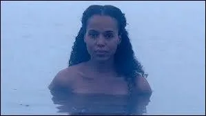 Qu'est-ce que les gardes de Calvin faisaient  Broomhilda quand ils arrivent chez Mr. Candie ?