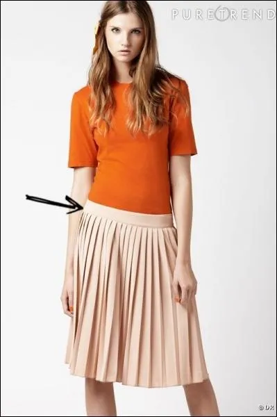 Quel est le nom de ce vtement de jeune fille de pensionnat, trs lgamment port ici ?