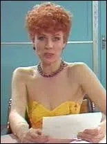 Dans la squence  Soyez Palace chez vous , Gentil John et Thalie expliquent aux  fauchs  comment se donner l'illusion du luxe chez soi avec  trois fois rien . Qui interprte Thalie ?