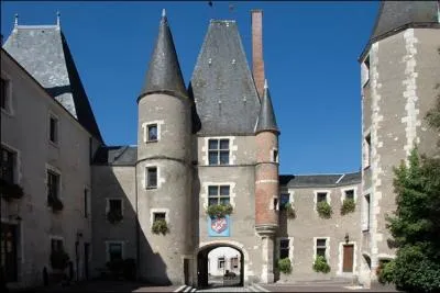 Votre amie Vronique vous a envoy une jolie carte postale de la ville d'Aubigny-sur-Nre o elle habite maintenant, dans quel dpartement est-elle ?