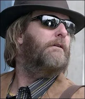 Dans quel film Jeff Daniels incarne-t-il Lewis Canfield, le meilleur ami aveugle de Joseph Gordon-Levitt, qui incarne, quant  lui, un jeune homme atteint de graves troubles de la mmoire ?