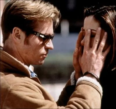 Pour quelle femme Val Kilmer, aveugle, dcide-t-il de risquer une opration dlicate afin de retrouver la vue dans  Premier Regard  ?