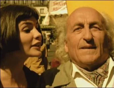 Dans  Amlie Poulain , la jeune fille agrippe un vieil aveugle par le bras et lui fait faire une petite balade. Qu'y a-t-il devant chez le boucher ?