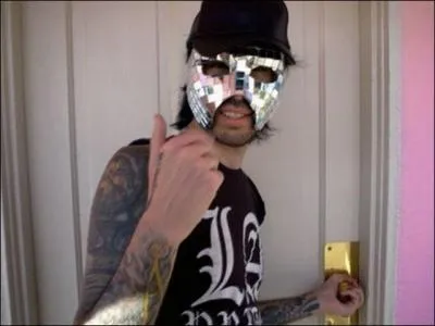 Dans quel clip le voit-on avec ce masque ?