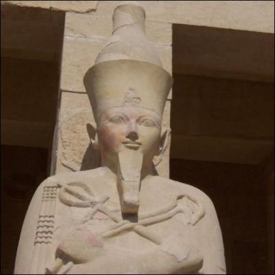 Quelle reine égyptienne a été représentée très souvent en pharaon, s'est fait appeler le Roi Macré et a été enterrée dans la vallée des rois et non pas la vallée des reines ?