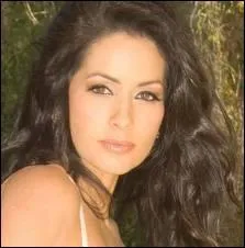 Apparaissant peu de fois dans la srie, cette ravissante jeune femme est la fiance du hros qui fut assassine par des policiers vreux. Comment se nomme-t-elle ?