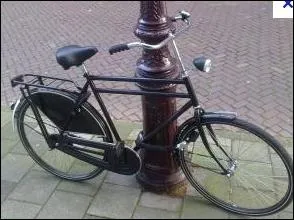 Je fais de la bicyclette dans les rues de la capitale des Pays-Bas. O ai-je gar mon vlo, le temps de vous poser cette question ?