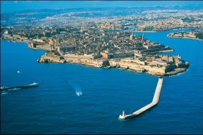 La Valette, capitale de la Rpublique de Malte, est loin d'tre la ville la plus peuple du pays avec 6 000 habitants. Quelle cit comptant plus de 20 000 habitants dtient ce titre ?