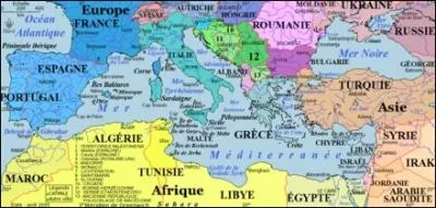 Dans cette liste, laquelle de ces les d'Europe est la plus peuple avec un peu plus de 2 millions d'habitants ?