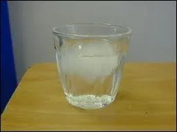 Un glaon (fabriqu uniquement avec de l'eau) a t ajout  mon verre d'eau de source. J'attends qu'il soit compltement fondu ainsi le niveau de mon verre aura augment ! Ai-je raison ?