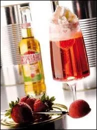 Associez  la bire Desperados, du sirop de fraise, des fraises et une mousse de Fraise Tagada. Vous obtiendrez le cocktail triple :