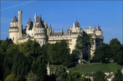 Dans quel dpartement se situe le chteau de Pierrefonds qui fut restaur par Viollet-le-Duc qui servit de cadre pour le tournage des films  Les visiteurs  et  Jeanne d'Arc  ?