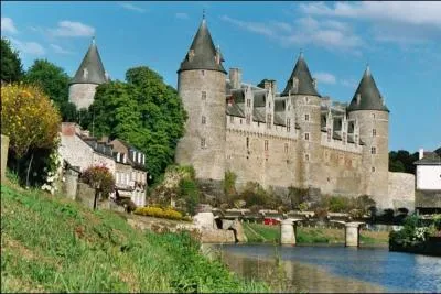 Pour visiter ce chteau construit au bord de l'Oust possdant une trs belle roseraie, il vous faudra aller dans le dpartement :