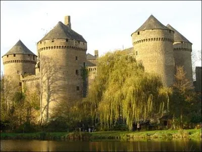 Dans quel dpartement est situ le chteau de Lassay dont l'origine remonte au douzime mais qui doit son tat actuel  Jean II de Vendme ?