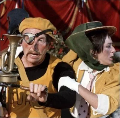 Le temps de ce film, la comdienne Monique Tarbs tait Delphine Duroc, la femme de Jules Duroc interprt par Bourvil... .