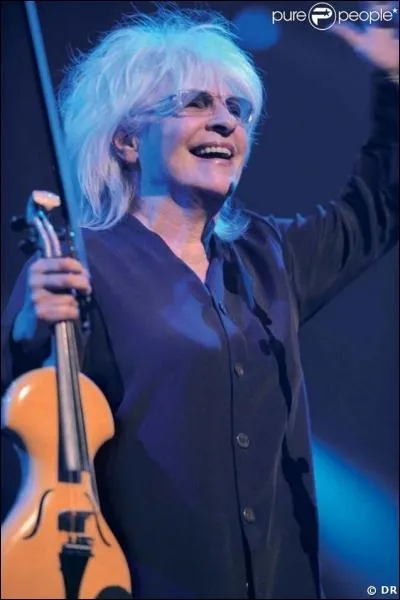 Quel est le prnom de Madame Lara, chanteuse violoniste ?