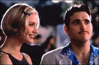 Pat essaye de faire croire  Mary qu'il a dans son portefeuille des pices provenant du :