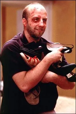 Mary a d changer d'adresse et de ville  cause d'un personnage quelque peu drang du film. Qui est cet homme qui la harcle pour approcher ses chaussures ?