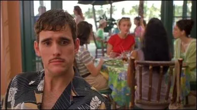 Lors de sa premire rencontre avec Pat, quel sport Mary est-elle en train de pratiquer ?