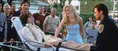 Qu'arrive-t-il  Ted lors de son rendez-vous avec Mary pour aller au bal de fin d'anne ?