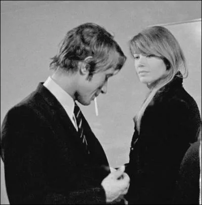 Elle partage la vie mouvemente d'un gentleman cambrioleur, play-boy, opportuniste... . .