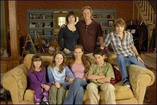 Qui sont les 2 enfants qui se réunissent dans le placard à jeux ? (Derek)